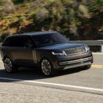 El Range Rover ha sido considerado el SUV de lujo por excelencia durante años, famoso por su capacidad todoterreno y su comodidad. A pesar de ser impresionante cuando está en su mejor momento, muchos propietarios se quejan de los problemas eléctricos, fallos de suspensión y fugas de aceite que afectan a los modelos más antiguos. Estos problemas, junto con el alto costo de las reparaciones, hacen que el mantenimiento a largo plazo del Range Rover se convierta en una carga económica para los propietarios. Es cierto que es un coche increíble para conducir, pero si se busca fiabilidad a largo plazo, el Range Rover podría no ser la mejor opción.