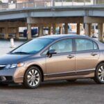 Puntuación de confiabilidad: 83/100
El Honda Civic es uno de los coches más confiables y duraderos del mercado, especialmente el modelo 2009. Con un motor VTEC de 1.8 litros y 140 caballos de fuerza, el Civic ofrece una conducción eficiente y de bajo consumo. Además, la opción del Civic Si con motor de 2.0 litros es ideal para quienes buscan un toque deportivo. El coste de mantenimiento anual de solo $368 y el kilometraje récord de más de 600,000 kilómetros demuestran por qué el Civic es una elección confiable para los conductores a largo plazo.
Kilometraje máximo registrado: 613,000 km
Calificación de confiabilidad de KBB: 4.7/5.