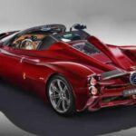 El Pagani Utopia Roadster es una obra maestra de la ingeniería italiana. Con un motor V12 de 864 CV, este coche no solo es un modelo de alto rendimiento, sino también un ejemplo de arte y artesanía. El sistema de sensores Pirelli Cyber Tyre optimiza la seguridad, mientras que su interior de materiales naturales y acabados artesanales lo convierte en una joya única. Limitado a 130 unidades personalizables, el Utopia es una fusión perfecta de tradición e innovación.
Punto clave: Elegancia atemporal con la potencia de un motor V12, ideal para los amantes de los coches exclusivos.