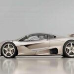Lo que hace especial al GMSV SM L1 es su diseño inspirado en las victorias de Le Mans. Si bien la forma general es fiel al McLaren F1 GTR, Murray ha logrado adaptar las características aerodinámicas del coche original para ofrecer una mayor estabilidad y eficiencia a altas velocidades. La carrocería de fibra de carbono contribuye a una reducción de peso crucial para mantener el rendimiento extremo.