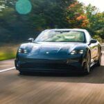 La revolución eléctrica de Porsche se consolida con el Taycan Turbo GT 2025, un sedán que ha pulverizado récords en Nürburgring y acelera de 0 a 100 km/h en menos de 2 segundos. Con 231.995 dólares de precio base, este modelo combina rendimiento radical con la practicidad de cuatro puertas. Su variante Turbo S añade aún más opciones, incluyendo la suspensión Active Ride y la carrocería Cross Turismo.