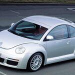Volkswagen sorprendió en 2001 con el New Beetle RSi, una edición limitada a 250 unidades que montaba el motor V6 de 3,2 litros con 224 CV y tracción total. Su diseño radical, con alerón trasero, llantas OZ y carrocería ensanchada, lo convertían en un auténtico sleeper disfrazado de escarabajo moderno. Alcanzaba los 230 km/h y aceleraba de 0 a 100 en 6,4 segundos, siendo el precursor directo del Golf R32.