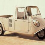 Más de 260,000 unidades vendidas entre 1959 y 1969, el Mazda K360 fue un vehículo de tres ruedas que marcó la diferencia en la industria automotriz japonesa. Su motor de 0,3 litros y su transmisión de tracción trasera eran muy simples, pero su impacto económico fue crucial para la reconstrucción de Japón después de la Segunda Guerra Mundial. El K360 es un claro ejemplo de cómo Mazda jugó un papel fundamental en el inicio de la industria automotriz japonesa, antes de dar paso a vehículos más sofisticados y con motores rotativos.