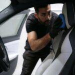 A pesar de tener menos piezas móviles que un coche tradicional, los eléctricos presentan tecnología mucho más compleja. Esto significa que las reparaciones requieren técnicos altamente especializados, difíciles de encontrar fuera de las grandes ciudades. Como resultado, los costes y los tiempos de espera para reparaciones son más altos, lo que frena a muchos compradores potenciales.