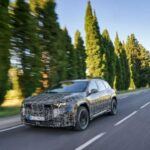 BMW ha integrado el superordenador ‘Heart of Joy’, capaz de gestionar datos en tiempo real para optimizar la conducción, mejorar la seguridad y ofrecer un rendimiento más fluido. Esta tecnología es un paso adelante en conducción asistida y autónoma.