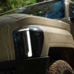 El modelo base también incorpora un sistema de audio de 6 altavoces, pantalla dedicada de 5 pulgadas para climatización y asientos de tela de calidad superior, aportando un toque de lujo poco habitual en pickups de entrada.