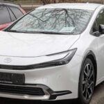 Vehículos híbridos como el Toyota Prius también se deprecian rápidamente. Aunque ofrecen eficiencia de combustible, la rápida expansión de los coches eléctricos puros eclipsa su atractivo. Los consumidores optan cada vez más por híbridos enchufables o EVs, dejando atrás los híbridos tradicionales.