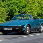 El Triumph TR7 intentó modernizar la tradición de los roadsters británicos, pero terminó siendo víctima de la regulación y un diseño que no convenció. Su motor de 2.0 litros y apenas 92 CV en EE.UU. resultaba insuficiente para emocionar. A ello se sumaba una calidad de construcción cuestionable. Incluso con la posterior versión TR8 y su V8, el modelo nunca recuperó la esencia que había hecho mítico al TR6.