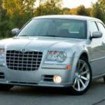 Chrysler, también bajo el paraguas de Stellantis, ha centrado su supervivencia en un único modelo: la minivan Pacifica. Aunque es un producto sólido, depender de un solo vehículo es un error estratégico en un mercado tan competitivo. A la falta de identidad de marca se suma la promesa de un catálogo 100% eléctrico en 2028, un objetivo sin un plan claro y que llega en un momento de enfriamiento de la demanda de eléctricos en EE. UU.