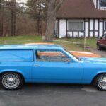 El Chevrolet Vega arrancó con fuerza: fue Coche del Año para Motor Trend en 1971 y se vendió como churros. Pero pronto la realidad se impuso: su motor de aluminio sufría graves problemas de fiabilidad, la corrosión era endémica y su promesa de innovación se convirtió en un quebradero de cabeza para los propietarios. Lo que pudo ser un referente quedó como un aviso de los peligros de las prisas industriales.