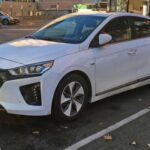 El Hyundai Ioniq Electric, especialmente en los modelos 2017 y 2018, no ha logrado mantener bien su valor. Aunque eficiente y bien equipado, su autonomía corta frente a rivales directos lo ha lastrado en reventa. Un estudio académico de Semantics Scholar confirma que la autonomía es uno de los factores clave que más influye en la decisión de los compradores de ocasión, y el Ioniq no logra superar esa barrera.