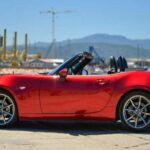 El Mazda MX-5 Miata demuestra que los deportivos también pueden ser longevos. Su ligereza, agilidad y fiabilidad mecánica lo han convertido en un clásico moderno. Un MX-5 usado no solo brinda una conducción emocionante, sino que además ofrece una resistencia mecánica que sorprende, a menudo superando en durabilidad a deportivos más nuevos y complejos.