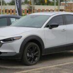Con un precio que arranca en torno a los 29.000 dólares en su versión Select Sport, el Mazda CX-30 aporta un toque de refinamiento poco habitual en este segmento. Su conducción es ágil y divertida, y su interior sorprende por la calidad de materiales. Aunque el maletero no es el más grande de su clase, compensa con un equipamiento tecnológico de primer nivel.