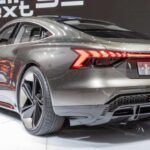 El Audi e-tron, referente de la gama premium, no ha quedado al margen de incidencias. Los modelos de 2019 y 2020 sufrieron fugas en el sistema de refrigeración de la batería, con riesgo de sobrecalentamiento y pérdida de rendimiento. Aunque Audi lanzó campañas de servicio para solventarlo, los costes asociados a una posible reparación fuera de garantía son considerables.