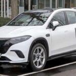 El Mercedes-Benz EQS SUV destaca por su lujo silencioso y por ofrecer 305 millas (491 km) de autonomía. Su habitáculo amplio y premium, junto con el sistema MBUX de última generación, garantizan una experiencia de conducción personalizada y conectada. Además, integra asistencias avanzadas que refuerzan su perfil de vehículo tecnológico y seguro.