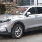 El Honda CR-V, SUV compacto, cuenta con una vida potencial de 215,930 millas. Este modelo combina eficiencia de combustible, fiabilidad y un interior versátil que se adapta a diversas necesidades, consolidándose como favorito de quienes buscan comodidad sin sacrificar practicidad.