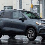 El Chevrolet Trax, SUV subcompacto de entrada, padece de espacio de carga reducido y un motor poco destacado. Aunque su coste inicial es bajo, su depreciación acelerada lo hace poco atractivo para quienes buscan un vehículo con buena reventa.