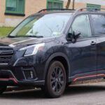 El Subaru Forester 2025 llega renovado con un rediseño que refuerza su atractivo. De serie incorpora tracción total, una de sus señas de identidad, y una notable altura al suelo que lo hace ideal para terrenos difíciles. A pesar de su apariencia robusta, sorprende por la comodidad en viajes largos, lo que lo mantiene entre los favoritos de las familias aventureras.