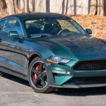 El Mustang Bullitt de 2020 no se limitó a ser un guiño a la película. Equipado con un V8 atmosférico de 480 CV, lograba los 263 km/h de velocidad punta. Además de potencia, ofrecía un diseño sobrio sin emblemas, un cambio manual de seis marchas con palanca tipo “cue-ball” y un sonido de escape activo que hacía honor a su nombre cinematográfico.