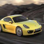El Porsche Cayman de las generaciones 987 y 981 es quizá la compra más equilibrada de esta lista. Con un precio medio de unos 20.000 dólares, aporta pedigrí deportivo real gracias a su motor central, chasis equilibrado y dirección precisa. Ya sea en versión S o GTS, mantiene la esencia Porsche sin necesidad de superar la barrera de los seis dígitos.
