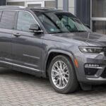 El Jeep Grand Cherokee 2024 es la prueba de que un todoterreno puede ser robusto y sofisticado a la vez. Su nuevo rediseño refuerza la parrilla delantera, añade iluminación LED y mantiene ese aspecto imponente que lo convierte en un referente del segmento.

En el habitáculo, Jeep apuesta por materiales premium y un sistema de infoentretenimiento intuitivo. Con tecnologías de seguridad avanzadas y la legendaria capacidad off-road de la marca, el Grand Cherokee sigue siendo el SUV para quienes quieren comodidad en carretera y aventura fuera del asfalto.