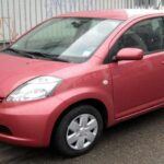 El Daihatsu Sirion llegó con la promesa de ser un urbano práctico, espacioso y confiable. Y cumplió… hasta cierto punto. Su motor era robusto y su interior aprovechaba al máximo cada centímetro.
El problema fue que, más allá de su fiabilidad, el Sirion carecía de personalidad. Su diseño anodino y su falta de atractivo emocional lo convirtieron en un coche “correcto” que no logró conquistar a quienes buscaban algo más que simple practicidad.