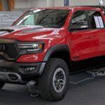 La Ram 1500 Limited Longhorn aporta un estilo inspirado en el oeste americano, con acabados en madera auténtica y cuero de primer nivel. Bajo el capó esconde un motor V8 potente, pensado para ofrecer capacidad de remolque sin sacrificar suavidad de conducción.

Su sistema de infoentretenimiento Uconnect, con pantalla de 12 pulgadas, garantiza conectividad total, mientras que las ayudas al conductor como la alerta de tráfico cruzado trasero refuerzan la seguridad. Un modelo que combina tradición, lujo y tecnología.