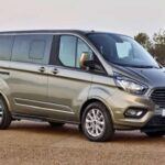 El Tourneo Custom es una furgoneta versátil y pensada para familias numerosas o incluso como alternativa camper. Disponible con versiones diésel, híbridas y eléctricas, ofrece hasta nueve plazas y un interior de lujo con detalles como techo panorámico, sistema de sonido Bang & Olufsen y pantalla SYNC 4. Su volante abatible permite usarlo como mesa de trabajo, lo que lo convierte en un vehículo único para viajeros y profesionales.