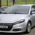 El regreso del Dodge Dart generó mucha expectación, especialmente por su nombre cargado de historia. Pero lo que debía ser un sedán compacto ágil y deportivo, resultó ser un coche de prestaciones discretas. Con motores poco convincentes y un comportamiento muy alejado de lo prometido, el Dart no pudo plantar cara a rivales japoneses como el Honda Civic o el Toyota Corolla, que lo superaban en fiabilidad y eficiencia.