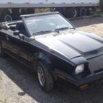 A principios de los 80, Ford intentó transformar el Escort en un coupé deportivo de dos plazas: el Ford EXP. Sin embargo, la jugada salió mal. Su diseño anodino y un motor de solo 70 CV, con una aceleración de 0 a 100 km/h en más de 14 segundos, lo dejaron sin opciones frente a rivales más ágiles y atractivos.