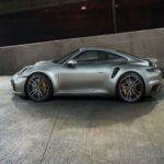 El Porsche 911 Turbo S (993) fue la última gran entrega del mítico 911 refrigerado por aire. Solo 183 unidades fueron fabricadas para el mercado norteamericano, lo que explica su exclusividad. Este modelo de 424 CV, interior de cuero con fibra de carbono y un inusual color azul océano, se vende hoy por casi 600.000 dólares, cuadruplicando lo que costaba una vivienda media en 1997.