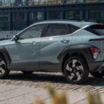 El Hyundai Kona destaca por su diseño moderno y tecnología avanzada. Compacto pero espacioso, es ideal para familias pequeñas o conductores urbanos. Su eficiencia de combustible y la garantía de Hyundai ofrecen tranquilidad, mientras que su interior tecnológico hace que cada trayecto sea cómodo y seguro.