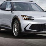 El Genesis GV60, basado en la plataforma del Hyundai Ioniq 5, eleva la experiencia eléctrica con desbloqueo biométrico por reconocimiento facial y huella digital. Su diseño sofisticado y la selección de materiales premium lo convierten en un SUV eléctrico único en su clase, combinando innovación tecnológica con elegancia coreana.