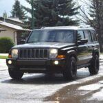El Jeep Commander, presentado en 2006, prometía espacio extra con su tercera fila de asientos. Sin embargo, los problemas en la transmisión, fallos eléctricos y manejo deficiente lo convirtieron en un vehículo pesado y poco ágil. Su reputación contrastaba con la robustez que caracteriza a Jeep.