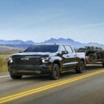 La Chevrolet Silverado 1500 2025 sigue consolidando su reputación como camioneta versátil y confiable. Con un precio inicial de 38,995 dólares y múltiples configuraciones de cabina y motor, combina potencia, capacidad de remolque y tecnología avanzada. Su interior cómodo y opciones de lujo la convierten en una opción equilibrada tanto para trabajo como para ocio.