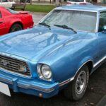 El Ford Mustang II, lanzado en 1974, priorizó la eficiencia de combustible frente al rendimiento, con motores de baja potencia y un tamaño más reducido que los Mustangs originales. Aunque logró un ahorro de combustible notable, su falta de fuerza y diseño poco emocionante lo hicieron menos atractivo para los amantes del muscle car clásico.