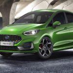La Fiesta, producida desde 1976 hasta 2023 en Europa, destacó por ser asequible y eficiente en consumo. Modelos como el Fiesta ST ofrecían 197 CV y aceleraban de 0 a 100 km/h en 6,7 segundos. La Fiesta demostró que los coches pequeños podían ser divertidos, ágiles y tecnológicos, combinando eficiencia con rendimiento urbano.