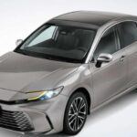 El Camry 2025 incorpora Safety Sense 3.0, con frenado de emergencia automático, control de crucero adaptativo y asistencia de carril. Su cabina es silenciosa y amplia, con asientos eléctricos y eficiencia híbrida, ofreciendo conducción cómoda y sencilla, perfecta para quienes valoran seguridad sin complicaciones tecnológicas.