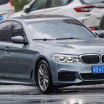 El BMW 5 Series es considerado el sedán más equilibrado de la marca bávara, combinando deportividad y confort. Con una puntuación de 77/100 en J.D. Power para el modelo 2021 y un bajo índice de llamadas a revisión, parece fiable. Pero aquí radica la paradoja: sus costes de servicio en Europa son elevados y, en unidades con más de 150.000 km, algunos sistemas electrónicos empiezan a mostrar debilidades que reducen su “vida útil real” frente a otros competidores.