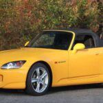 El Honda S2000, lanzado en 1999, es un coche pensado para el conductor exigente. Su motor F20C de 2.0 litros, con hasta 247 caballos, y su transmisión manual de seis velocidades lo convirtieron en un deportivo ligero y equilibrado, capaz de premiar la destreza al volante. Pese a ello, no logró la fama que merece.