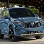 El Ford Escape Híbrido Enchufable 2025 es otra excelente opción que ha visto una caída de precio significativa, con una reducción de $2,100 en su versión base. Ahora, puedes conseguir un Escape Plug-In Hybrid desde $38,400, lo que lo convierte en una opción económica para quienes buscan eficiencia en el consumo de combustible sin sacrificar el rendimiento. El acabado Active también ha recibido un descuento de $1,395, lo que lo hace aún más accesible. Un SUV que ofrece potencia, fiabilidad y bajo consumo es una excelente elección para cualquier familia con un presupuesto ajustado.