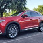 El Mazda CX-9 parecía ser una opción excelente para las familias, con su elegante diseño y tecnología avanzada. Sin embargo, con el tiempo, muchos propietarios han experimentado problemas serios con la transmisión y los frenos, además de cuestiones con los sistemas de seguridad. Aunque el CX-9 tiene una apariencia duradera, muchos se han visto obligados a cambiar de vehículo en poco tiempo debido a estos problemas, lo que lo convierte en una compra muy lamentada.