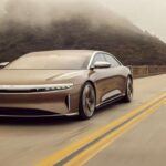 El Lucid Air es el sedán eléctrico que está haciendo sudar al Tesla Model S. Con una impresionante autonomía de hasta 516 millas, este automóvil no solo es adecuado para los viajes largos, sino también una verdadera máquina de lujo. Con un motor dual que genera hasta 1,111 caballos de fuerza, acelera de 0 a 60 mph en menos de 2 segundos, poniendo a prueba los límites de la velocidad.

Su diseño minimalista y su cabina espaciosa ofrecen una experiencia de conducción silenciosa, moderna y ecológica. El Lucid Air es una opción que combina tecnología avanzada y sostenibilidad en un solo paquete, y sin duda, rivaliza con la tecnología de Tesla.