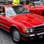 El Mercedes-Benz R107 SL-Class es un verdadero clásico de la marca alemana, con una producción que abarcó casi dos décadas (1971-1989). Este coupé y convertible se distinguió por su diseño refinado y su comodidad, siendo el epítome del lujo personal. Ofrecía motorizaciones V8, como el 560SL, con una impresionante potencia de 272 caballos y una aceleración de 0 a 60 mph en 7 segundos.

El R107 SL sigue siendo un vehículo admirado, con una estética que se ha mantenido actualizada incluso tras varias décadas. Su calidad de conducción y su presencia en la carretera lo convierten en un coche muy deseado por coleccionistas y amantes del lujo.