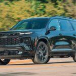 Nuevo precio inicial: $42,095
El Chevrolet Traverse ha superado sus problemas anteriores, como la calidad interior y la conducción tosca. Alex Black, director de marketing de EpicVIN, resalta que los nuevos modelos ahora ofrecen una experiencia de conducción mucho más refinada, con características mejoradas y una apariencia más atractiva. Además, su precio es razonable para quienes buscan un SUV espacioso sin gastar demasiado. La Traverse es ideal para familias que necesitan espacio y comodidad, y ahora tiene el rendimiento que se espera de un modelo de esta gama.
