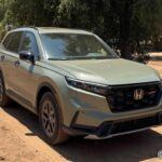 Precio inicial: $30,100
El Honda CR-V 2025 se enfrenta al RAV4 en el mundo de los SUV compactos, y lo hace con un enfoque en la practicidad y el espacio. Con más espacio de carga y mayor confort en los asientos traseros, el CR-V supera al RAV4 en capacidad de almacenamiento, lo que lo convierte en una opción ideal para familias y aquellos que viajan con frecuencia. Además, destaca por su excelente consumo de combustible y su conducción cómoda, características que lo convierten en un candidato muy fuerte para quienes buscan eficiencia y confort a un precio razonable.