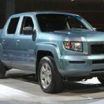 Aunque puede sorprender a algunos, Honda también fabricó una camioneta Ridgeline que, a pesar de su diseño unibody, ha demostrado tener una durabilidad sobresaliente. El V6 de 3.5 litros es un motor que Honda utiliza en varios de sus modelos, conocido por su fiabilidad.

La Ridgeline no es la típica camioneta de carga pesada, pero su capacidad de remolque ligera y su suspensión duradera la han convertido en una opción confiable. Su estructura sencilla y pocos componentes móviles permiten que este modelo sea uno de los más duraderos del mercado.

Características destacadas

Motor V6 de 3.5 litros

Construcción unibody

Fiabilidad de larga duración