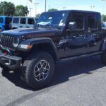El Jeep Gladiator combina el ADN aventurero de la marca con la funcionalidad de una camioneta. Con opciones mecánicas potentes y un chasis diseñado para superar cualquier obstáculo, es la pick-up ideal para los más aventureros. Su mayor diferenciador está en los paneles desmontables de techo y puertas, que ofrecen una experiencia de conducción única en el segmento.