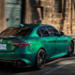 El Alfa Romeo Giulia Quadrifoglio utiliza un motor V6 biturbo de 2.9 litros, desarrollado con la experiencia de Ferrari. Sus 505 caballos y 443 lb-pie de torque, combinados con una transmisión automática de ocho velocidades, permiten alcanzar los 100 km/h en solo 3.6 segundos. Su velocidad máxima de 191 MPH lo convierte en un sedán que desafía a cualquier muscle car.