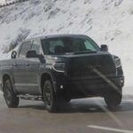 El Toyota Tundra es sinónimo de durabilidad. Este full-size pick-up se ha ganado la reputación de ser uno de los más resistentes del mercado, con motores que alcanzan cifras kilométricas impresionantes. Su robusta mecánica y diseño pensado para trabajos exigentes lo convierten en un referente entre los que buscan un camión que siga funcionando incluso cuando el odómetro ya parece interminable.